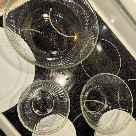 Pyrex Ribbed Glass Bowl Set with White Lids - Picture 7 of 9